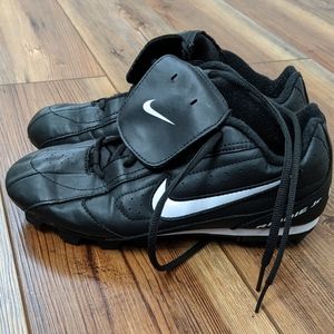 NWOT Nike Youth Ribbie Jr cleats.  Sz. 5